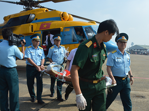 Trung đoàn Không quân 917 bay cấp cứu bệnh nhân từ đảo Sinh Tồn về đất liền