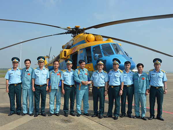 Trung đoàn Không quân 917 bay cấp cứu bệnh nhân từ đảo Sinh Tồn về đất liền