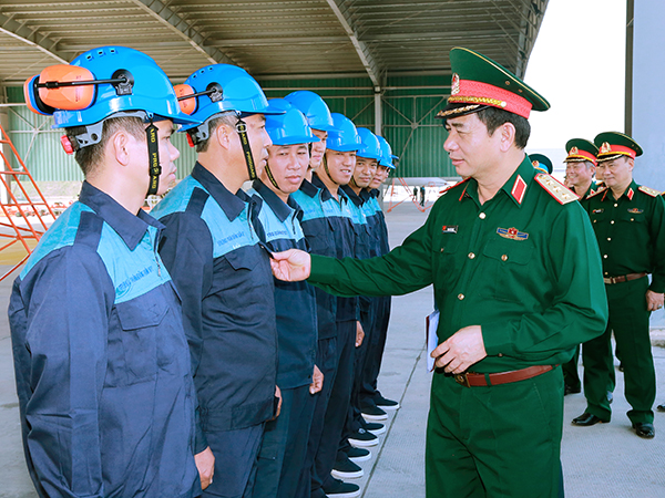 Thượng tướng Phan Văn Giang - Tổng Tham mưu trưởng Quân đội nhân dân Việt Nam thăm và kiểm tra Trung đoàn Không quân 927