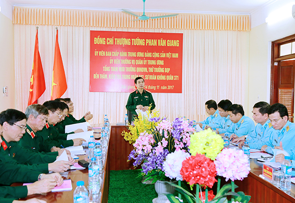 Thượng tướng Phan Văn Giang - Tổng Tham mưu trưởng Quân đội nhân dân Việt Nam thăm và kiểm tra Trung đoàn Không quân 927
