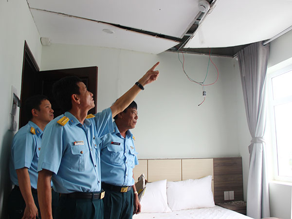 Chủ nhiệm Chính trị Quân chủng kiểm tra thiệt hại và công tác khắc phục hậu quả bão số 12 ở Đoàn An điều dưỡng 20