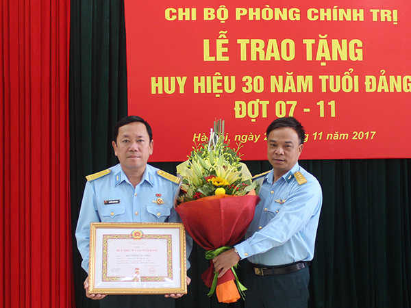 Đại tá Nguyễn Xuân Vọng nhận “Huy hiệu 30 năm tuổi Đảng”
