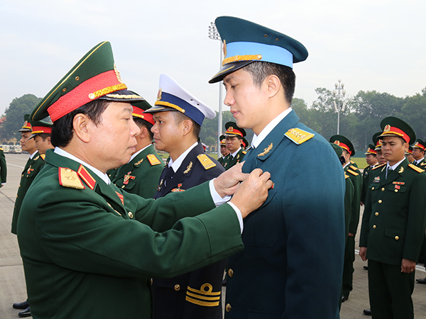 450 đại biểu Đoàn TNCS Hồ Chí Minh Quân đội đến dâng hương các Anh hùng Liệt sĩ và vào Lăng báo công dâng Bác