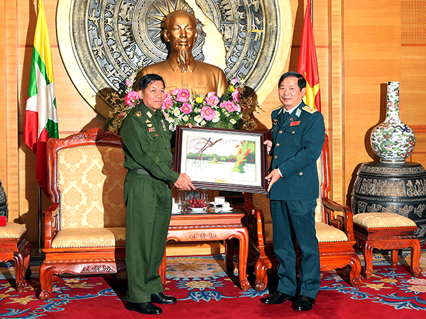 Tổng Tư lệnh các lực lượng vũ trang Myanmar thăm Quân chủng PK-KQ