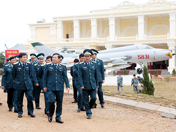 Quân chủng kiểm tra công tác chuẩn bị cho Lễ kỷ niệm 50 năm ngày truyền thống Sư đoàn Không quân 371