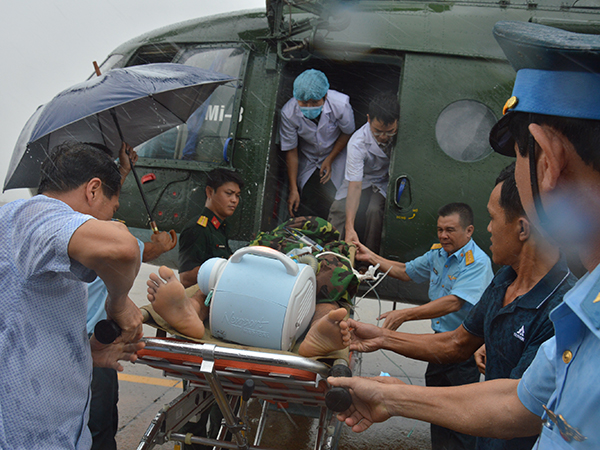 Trung đoàn 917 bay vận chuyển kịp thời bệnh nhân nặng từ đảo Thổ Chu về đất liền cứu chữa