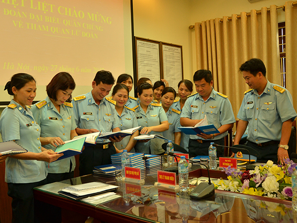 Các cơ quan, đơn vị tham quan Hội Phụ nữ cơ sở Lữ đoàn 26