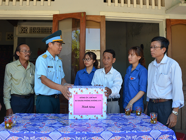 Sư đoàn 375 làm công tác dân vận  tại xã Hòa Sơn, huyện Hòa Vang, TP Đà Nẵng
