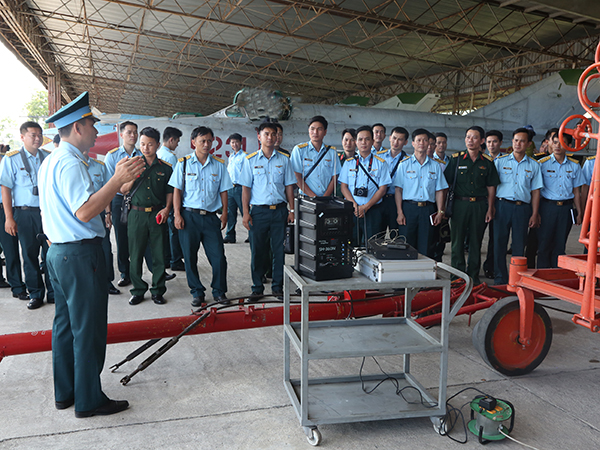 Các cộng tác viên của Báo PK-KQ thực hành tác nghiệp tại Trường Sĩ quan Không quân và Trung đoàn 274 (Sư đoàn 377)