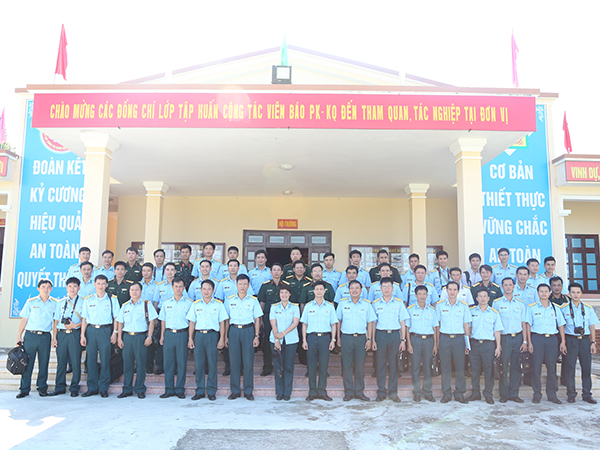 Các cộng tác viên của Báo PK-KQ thực hành tác nghiệp tại Trường Sĩ quan Không quân và Trung đoàn 274 (Sư đoàn 377)