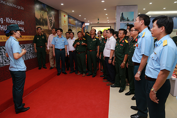 Đoàn đại biểu Quận ủy và Hội Cựu chiến binh quận Bình Tân, Thành phố Hồ Chí Minh thăm Quân chủng PK-KQ