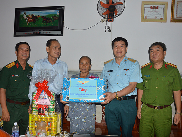 Thiếu tướng Lâm Quang Đại - Chính ủy Quân chủng PK-KQ thăm và tặng quà các đối tượng chính sách ở quận Bình Tân, TP Hồ Chí Minh