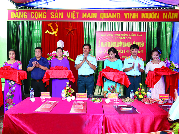 Sư đoàn 365 bàn giao Nhà tình nghĩa cho thân nhân liệt sĩ Vũ Văn Bình