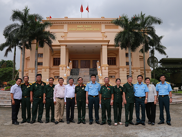 Đoàn đại biểu Quận ủy và Hội Cựu chiến binh quận Bình Tân, Thành phố Hồ Chí Minh thăm Quân chủng PK-KQ
