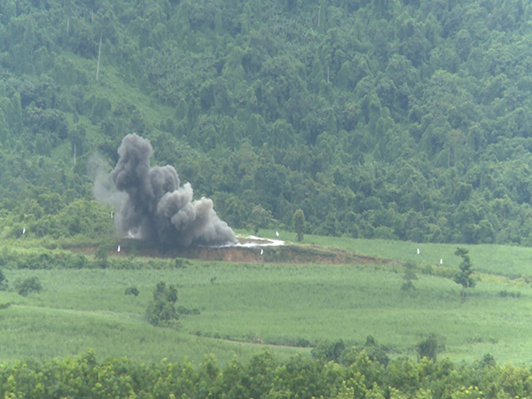Sư đoàn Không quân 371 thực hành bay bắn, ném bom đạn thật