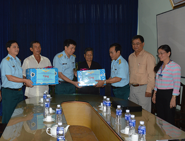 Sư đoàn 370 bàn giao nhà tình nghĩa cho gia đình thương binh Phạm Văn Chủ ở Quận 6, TP Hồ Chí Minh