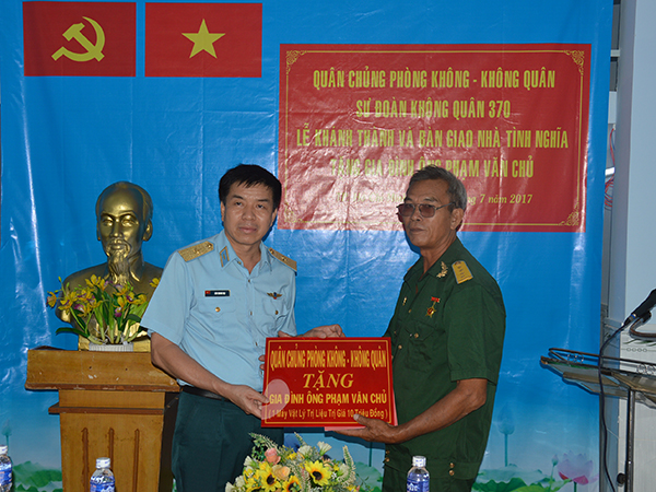 Sư đoàn 370 bàn giao nhà tình nghĩa cho gia đình thương binh Phạm Văn Chủ ở Quận 6, TP Hồ Chí Minh