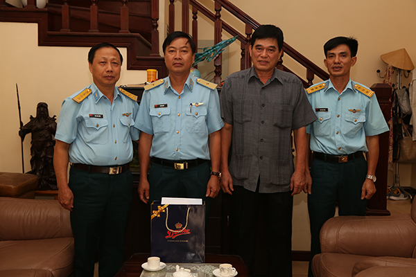 Thiếu tướng Hồ Văn Đức - Phó Chính ủy Quân chủng thăm và tặng quà 8 gia đình chính sách trên địa bàn TP.Hà Nội