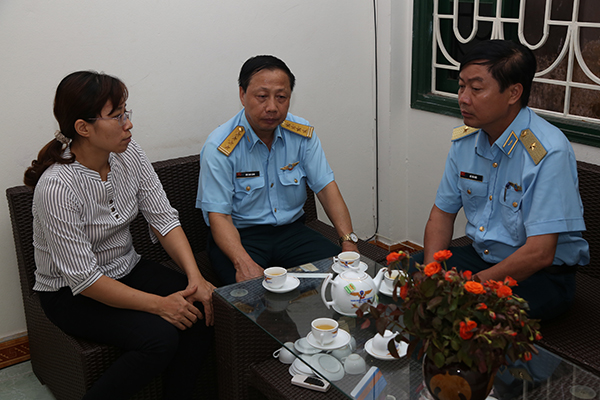 Thiếu tướng Hồ Văn Đức - Phó Chính ủy Quân chủng thăm và tặng quà 8 gia đình chính sách trên địa bàn TP.Hà Nội