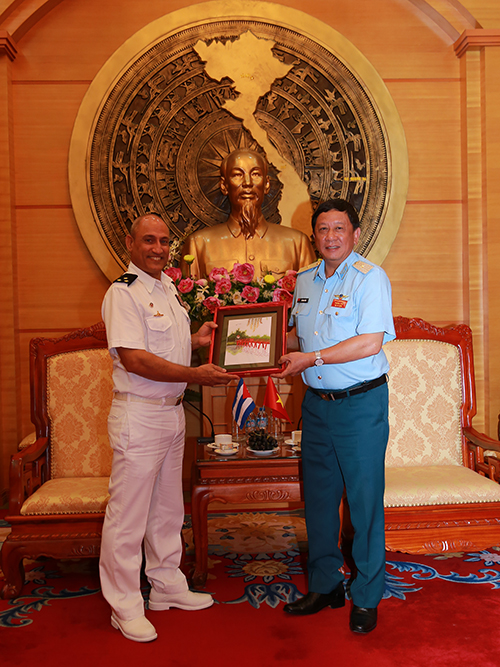 Thiếu tướng Đỗ Minh Tuấn - Phó Tư lệnh Quân chủng tiếp Tùy viên Quốc phòng và Đoàn chuyên gia Cu-ba