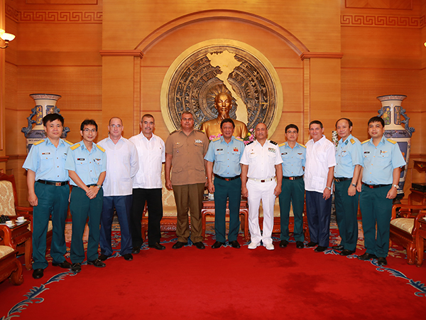 Thiếu tướng Đỗ Minh Tuấn - Phó Tư lệnh Quân chủng tiếp Tùy viên Quốc phòng và Đoàn chuyên gia Cu-ba