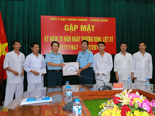 Thiếu tướng Nguyễn Hữu Chí - Phó Tư lệnh Quân chủng thăm, tặng quà các đồng chí thương binh, cán bộ, nhân viên điều trị tại Viện Y học PK-KQ