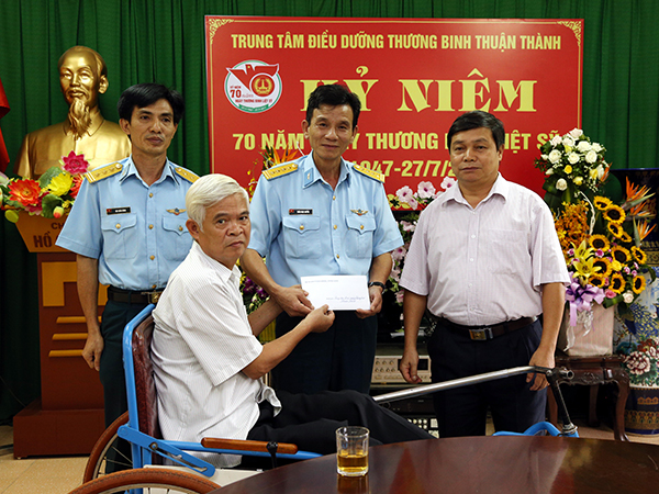 Đoàn công tác Quân chủng PK-KQ thăm, tặng quà Trung tâm Điều dưỡng Thương binh Thuận Thành, Bắc Ninh