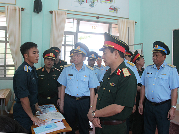 Trung tướng Phan Văn Giang kiểm tra công tác giáo dục - đào tạo và xây dựng chính quy tại Trường Sĩ quan Không quân
