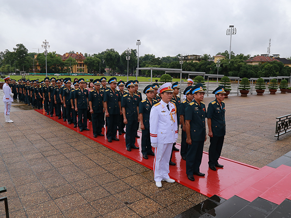 Đoàn đại biểu dự Đại hội đại biểu Đoàn TNCS Hồ Chí Minh Quân chủng PK-KQ lần thứ IX tổ chức Lễ báo công dâng Bác