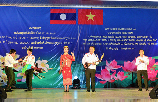 Đoàn Văn công Quân đội nhân dân Lào biểu diễn tại Sư đoàn 375
