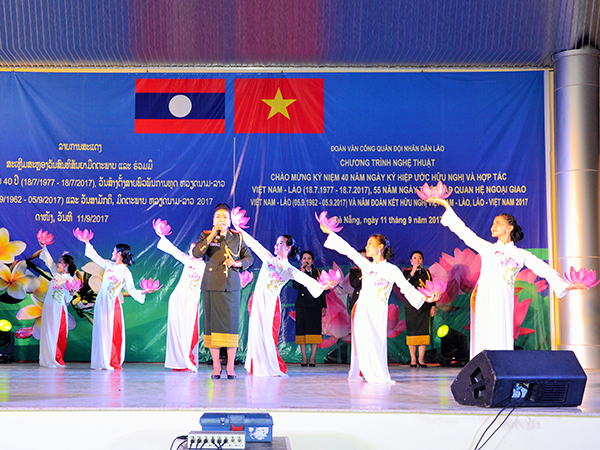 Đoàn Văn công Quân đội nhân dân Lào biểu diễn tại Sư đoàn 375