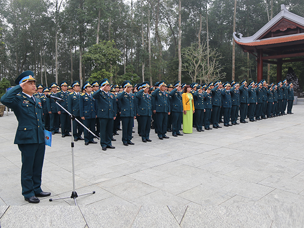Đoàn đại biểu Công đoàn Quân chủng Phòng không-Không quân báo công dâng Bác tại Khu Di tích lịch sử K9