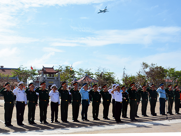 Đoàn đại biểu Quân ủy Trung ương, Bộ Quốc phòng thăm, kiểm tra, chúc Tết quân-dân trên huyện đảo Trường Sa và Nhà giàn DK1