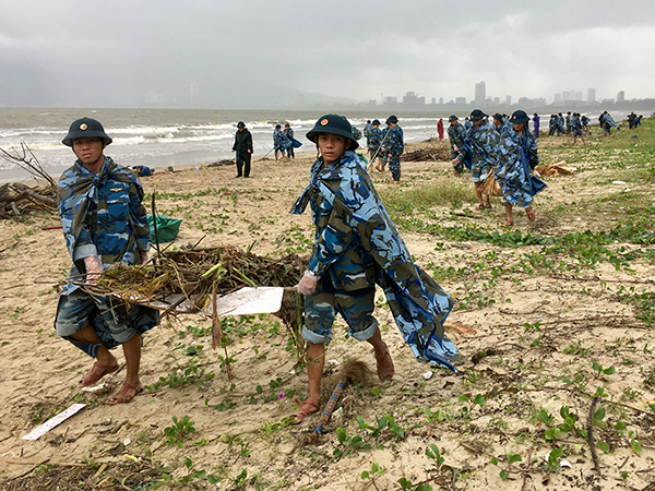 Các đơn vị khu vực miền Trung giúp nhân dân Đà Nẵng tổng dọn vệ sinh môi trường sau mưu lũ
