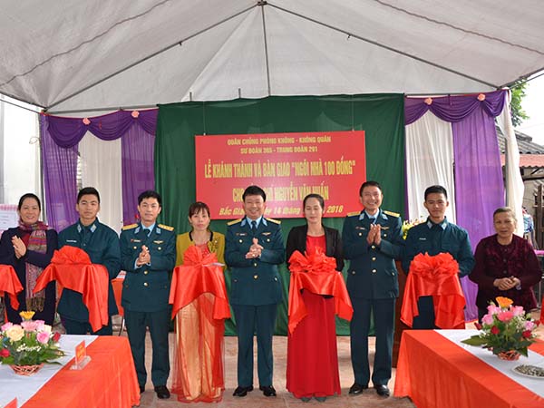 Sư đoàn 365 bàn giao “Ngôi nhà 100 đồng” cho Trung úy QNCN Nguyễn Văn Huấn