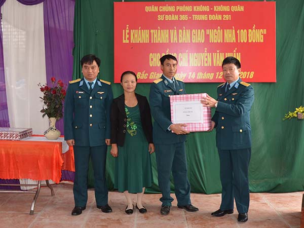 Sư đoàn 365 bàn giao “Ngôi nhà 100 đồng” cho Trung úy QNCN Nguyễn Văn Huấn