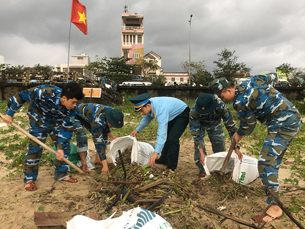 Các đơn vị khu vực miền Trung giúp nhân dân Đà Nẵng tổng dọn vệ sinh môi trường sau mưu lũ
