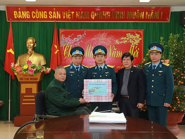 Quân chủng Phòng không - Không quân tặng quà các thương binh tại Trung tâm Điều dưỡng thương binh Thuận Thành