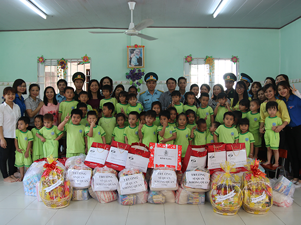 Trường Sĩ quan Không quân phối hợp tặng quà cho Trường Mầm non Vĩnh Nguyên, Nha Trang