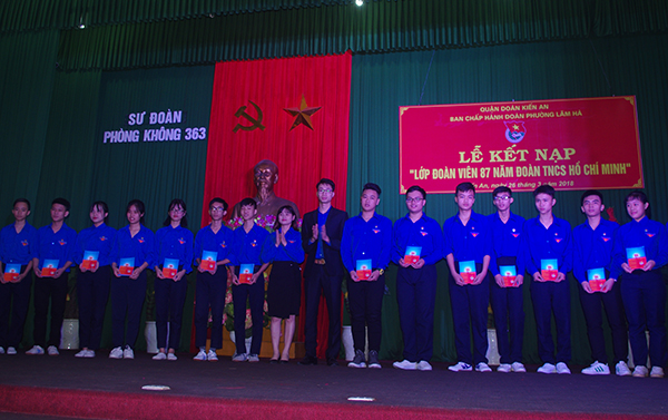 Giáo viên, học sinh Trường THCS Trần Hưng Đạo tham quan thực tế tại Sư đoàn 363
