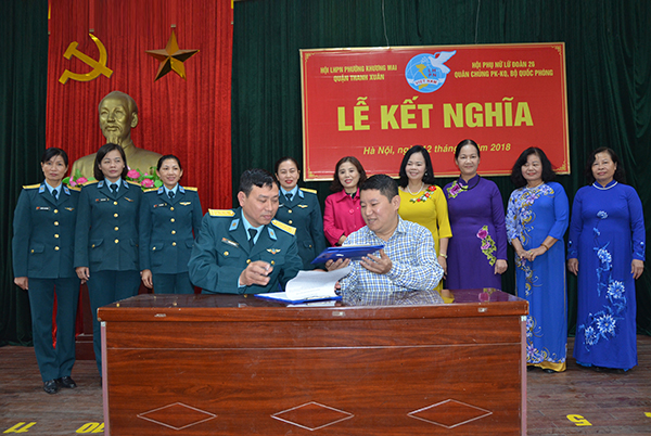 Hội Phụ nữ Lữ đoàn 26 và phường Khương Mai tổ chức lễ kết nghĩa