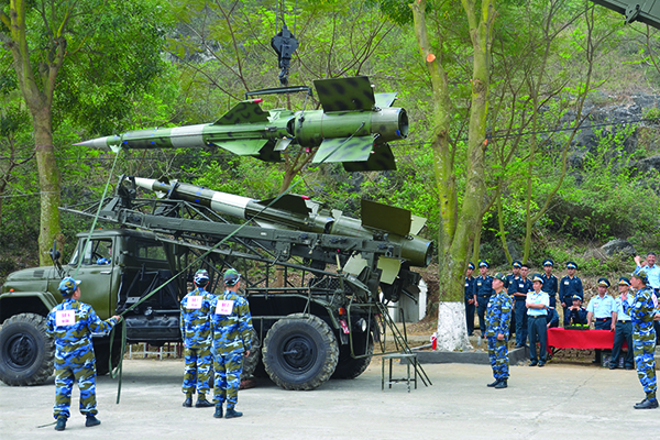 Sư đoàn 363 tổ chức Hội thao thực hành lắp ráp đạn tên lửa C-125M