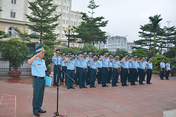 Quân chủng Phòng không - Không quân tổ chức dâng hương tại Nhà tưởng niệm liệt sĩ PK-KQ