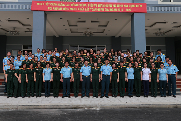 Đoàn đại biểu Phụ nữ Quân đội tham quan và giao lưu tại Lữ đoàn Thông tin 26