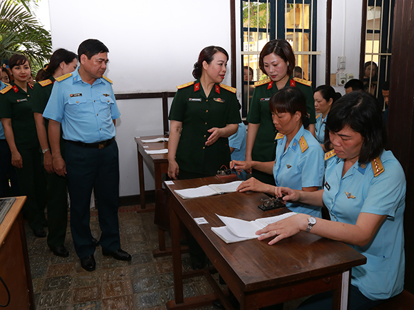 Đoàn đại biểu Phụ nữ Quân đội tham quan và giao lưu tại Lữ đoàn Thông tin 26