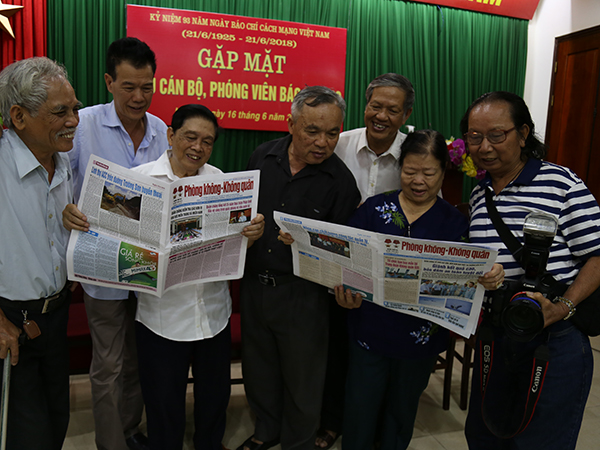 Hội cựu cán bộ, phóng viên Báo Phòng không - Không quân gặp mặt nhân ngày Báo chí cách mạng Việt Nam
