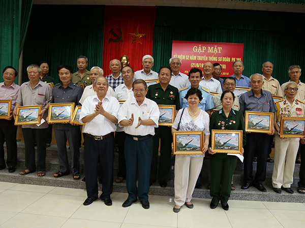 Sư đoàn Phòng không 365 tổ chức gặp mặt kỷ niệm 52 năm ngày truyền thống