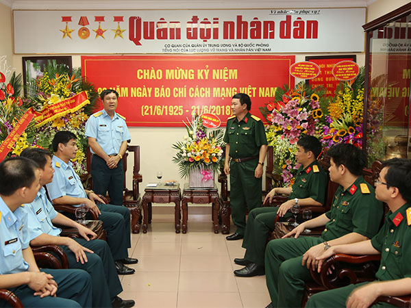 Quân chủng PK-KQ chúc mừng các cơ quan thông tấn, báo chí nhân kỉ niệm 93 năm ngày Báo chí cách mạng Việt Nam