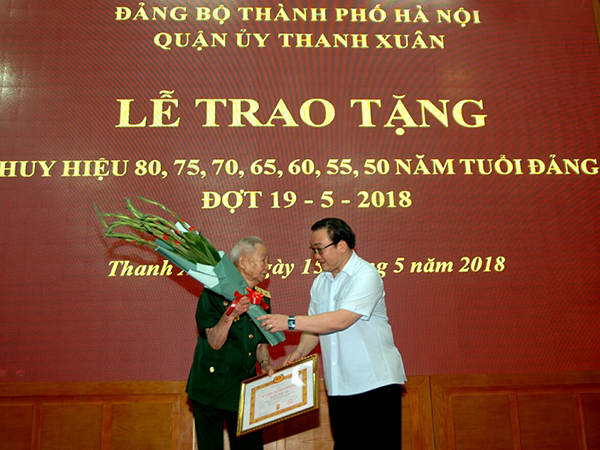 Trung tướng Nguyễn Xuân Mậu nhận Huy hiệu 75 năm tuổi Đảng