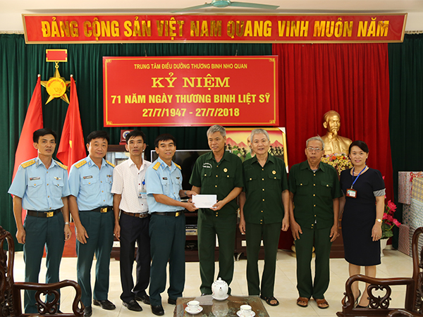 Quân chủng PK-KQ thăm, tặng quà các trung tâm điều dưỡng thương binh khu vực phía Bắc